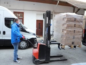 Bock Borászat nyolcmillió forint értékű adománnyal segíti az idősotthonok lakóit